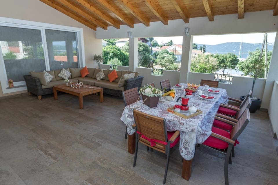 Seating area, Dining area