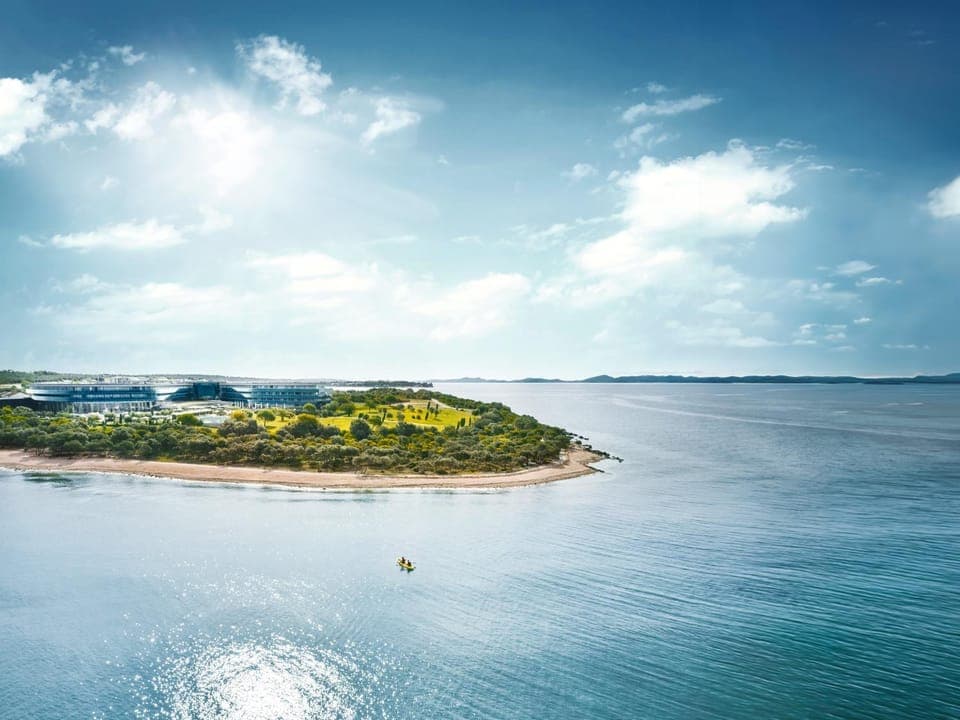 Property building, Nearby landmark, Neighbourhood, Natural landscape, Summer, Beach, Swimming pool, Sunrise, Sunset