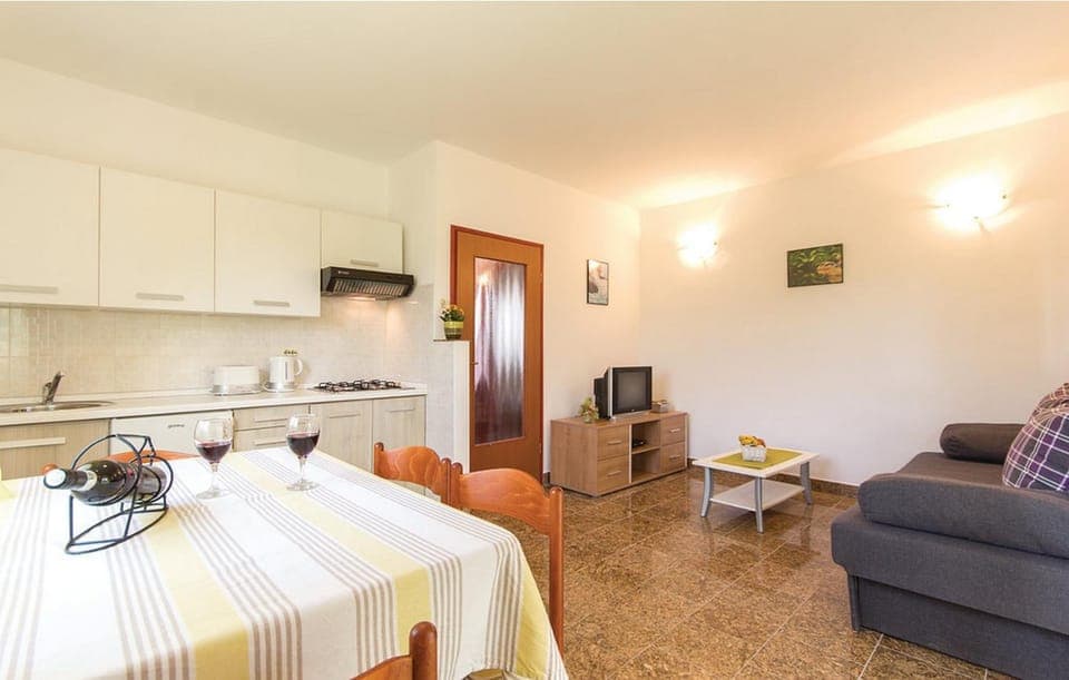 Bed, Kitchen or kitchenette, Living room, Dining area, Garden view