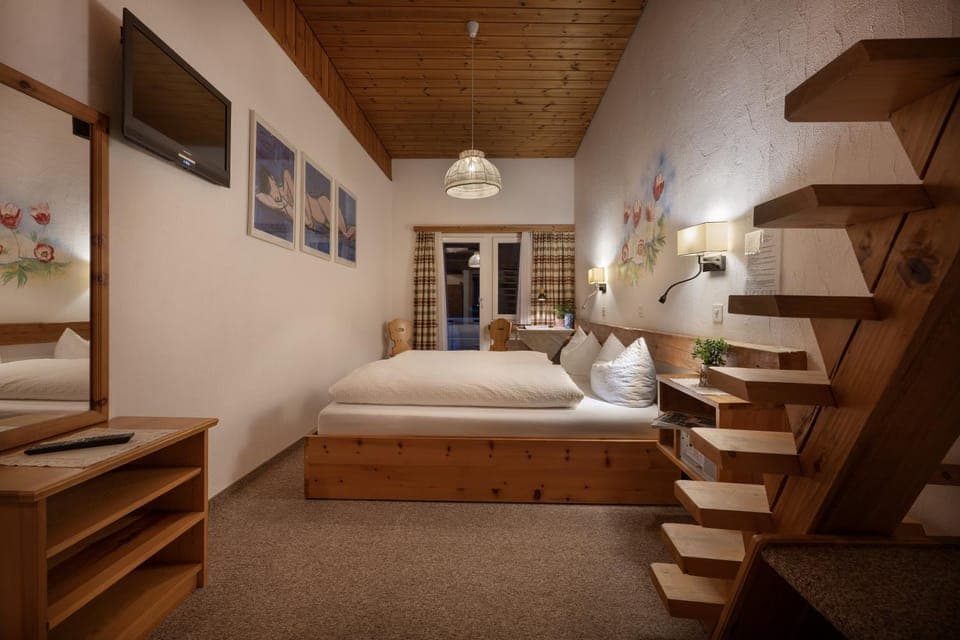 Bedroom, bunk bed
