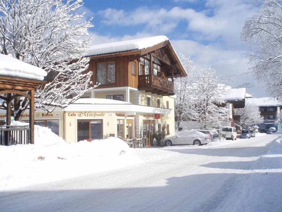 Facade/entrance, Winter, Autumn