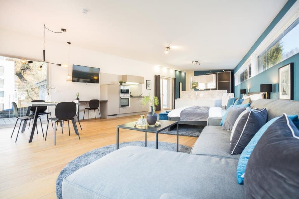 Shower, Bathroom, Coffee/tea facilities, Kitchen or kitchenette, Living room, Seating area, Dining area, Bedroom