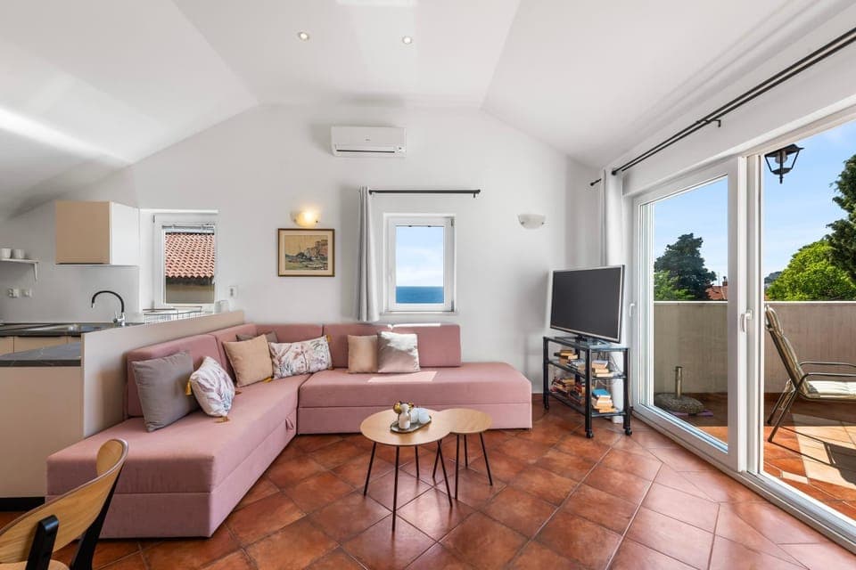 TV and multimedia, Balcony/Terrace, Seating area, air conditioner