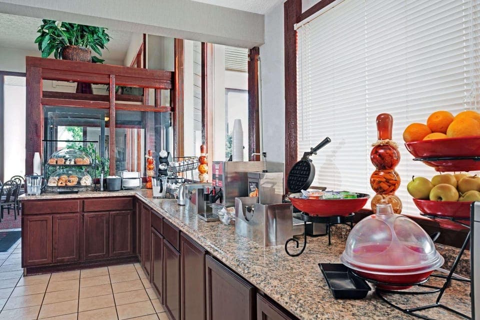 Restaurant/places to eat, Dining area, On site, Breakfast, Breakfast