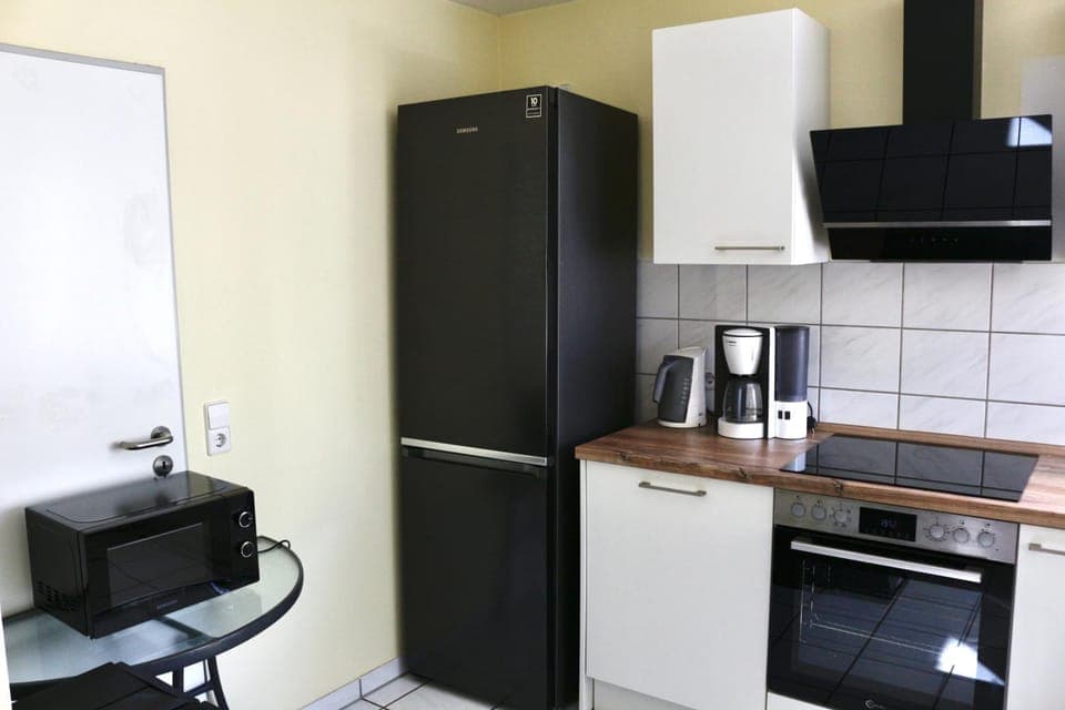 Coffee/tea facilities, dishwasher, microwave, oven, stove, kitchen