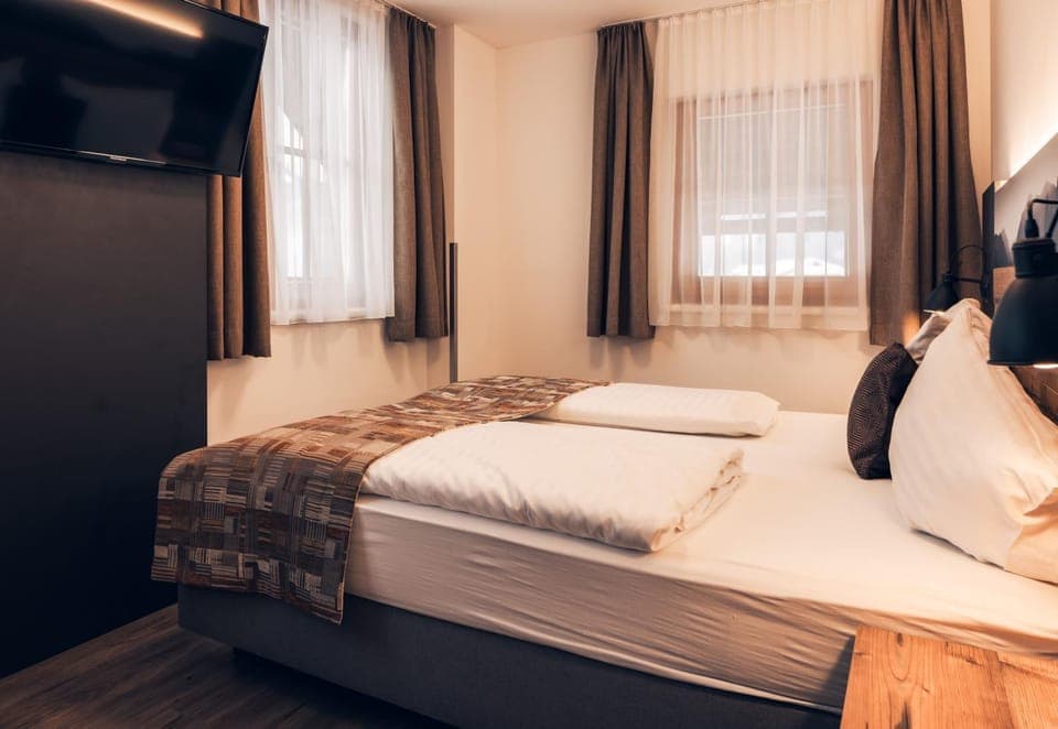 Bed, TV and multimedia, Photo of the whole room, Bedroom, Internal: Not applicable to any particular room