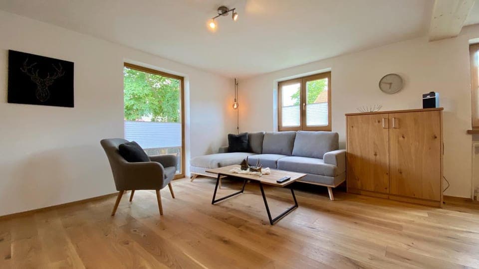 Living room, Photo of the whole room, Decorative detail, Garden view, Mountain view