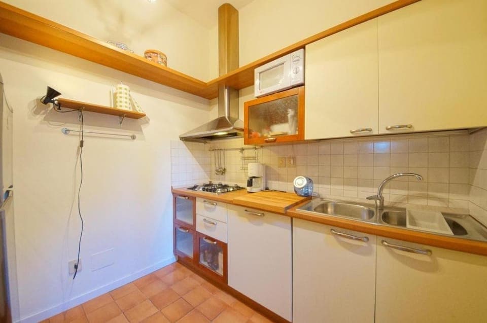 Kitchen or kitchenette, dishwasher, stove