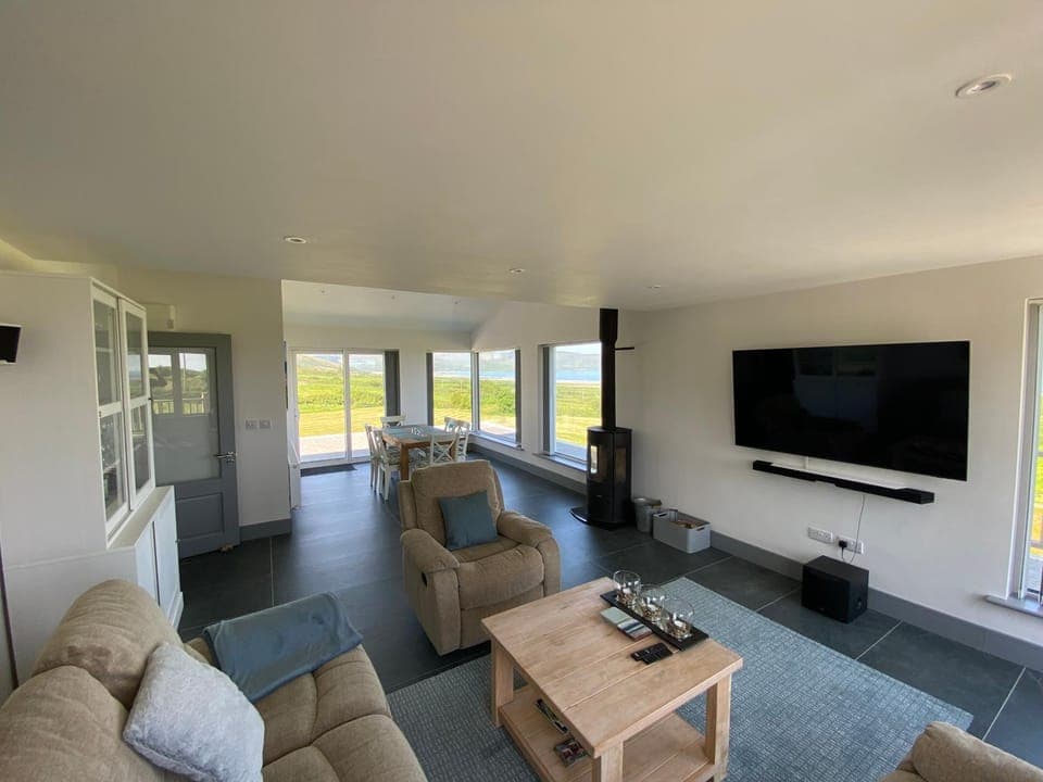 TV and multimedia, Living room, Seating area, Evening entertainment