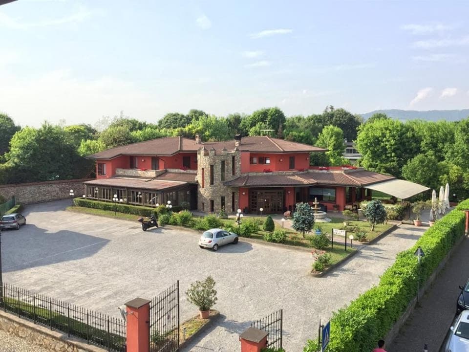 Property building, Spring, Day, Neighbourhood, Natural landscape, Bird's eye view, Garden, Garden view, Street view, Parking