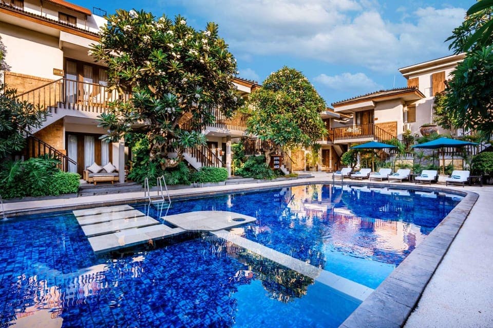 Property building, Patio, Garden, Garden view, Pool view, Swimming pool, sunbed