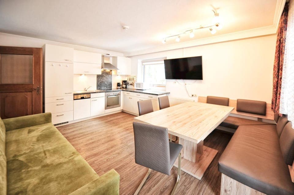 Photo of the whole room, kitchen