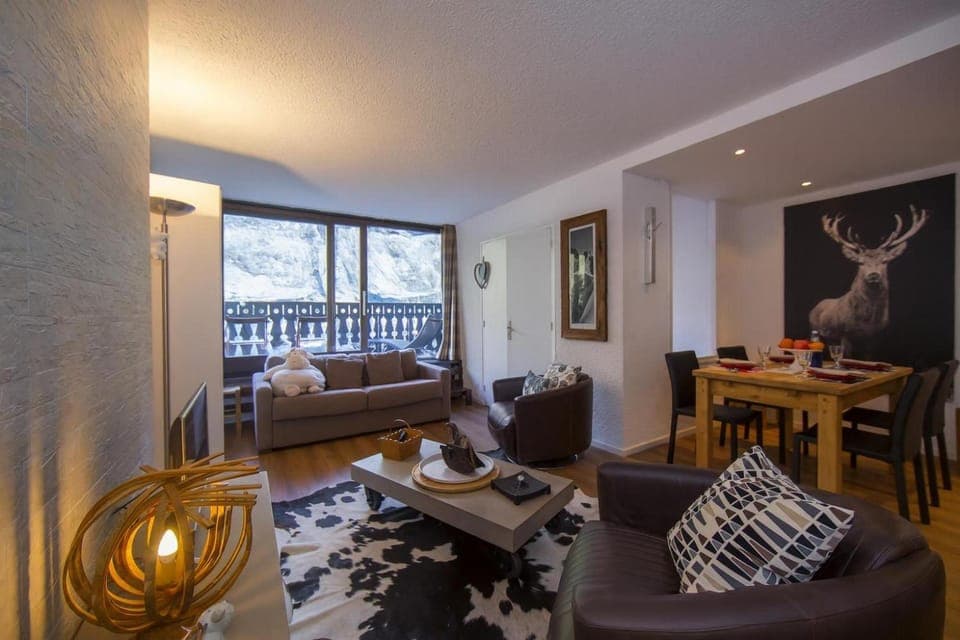 Living room, Dining area