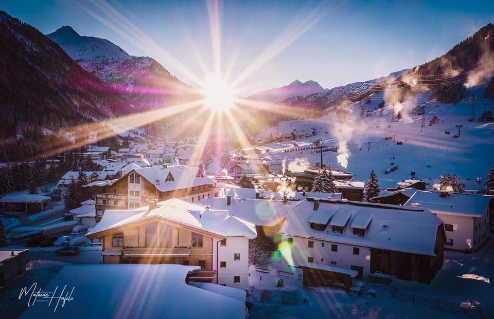 Natural landscape, Winter, Golfcourse, Ski School, Skiing, Hiking, On site, Sunset