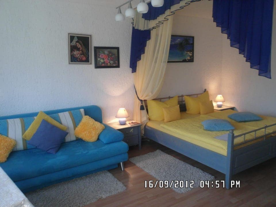 Bed, Living room, Photo of the whole room, Seating area, Bedroom