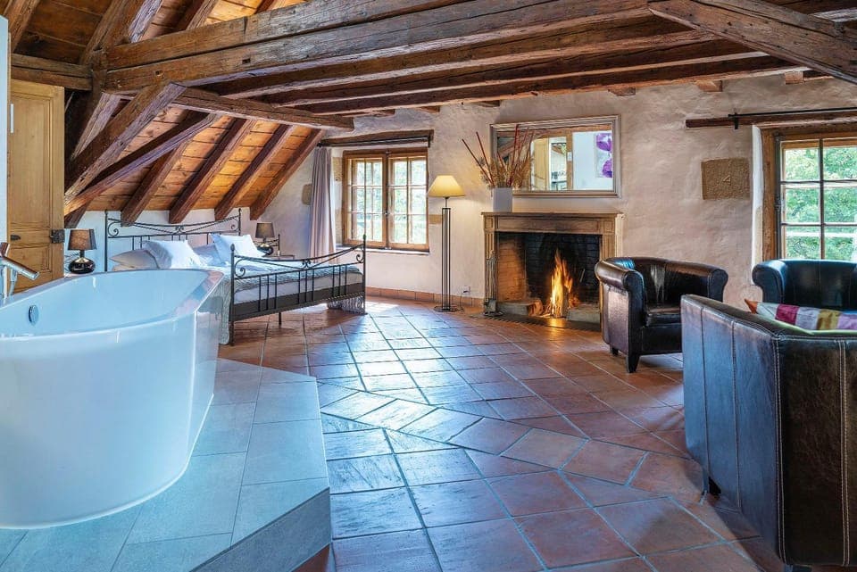 Bed, Photo of the whole room, Seating area, Bath, fireplace