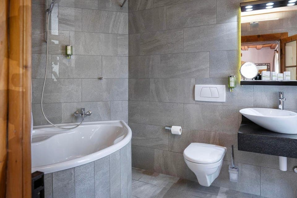 Shower, Toilet, Bath, towels