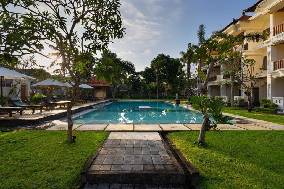 Property building, Garden, Swimming pool, Swimming pool
