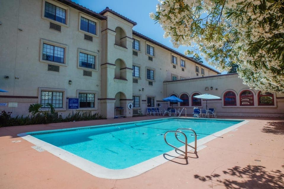 Property building, Spring, Day, Summer, Pool view, Swimming pool, sunbed