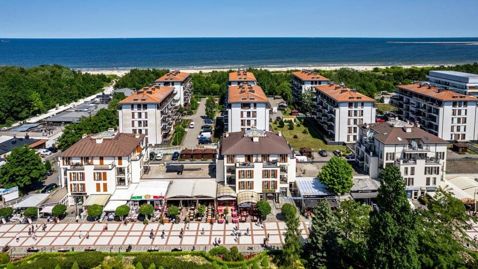 Bird's eye view, Location