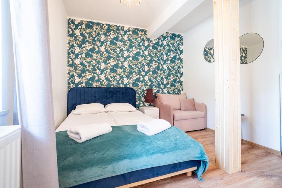 Bed, Photo of the whole room, towels