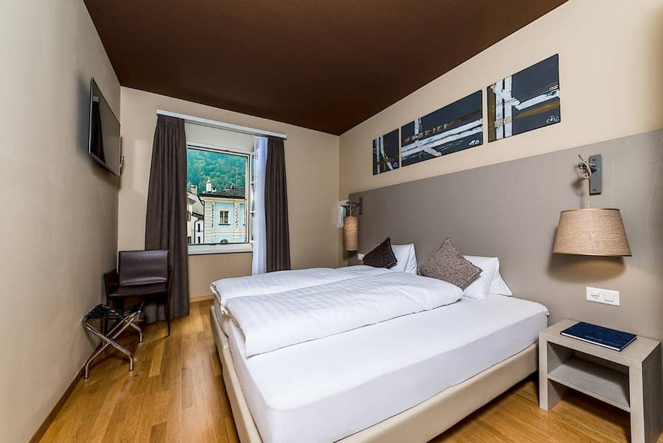 Bed, Photo of the whole room, Bedroom, City view, Landmark view, Mountain view, Quiet street view