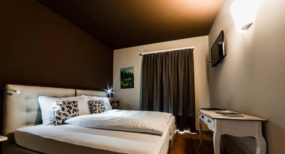 Bed, TV and multimedia, Photo of the whole room, Bedroom
