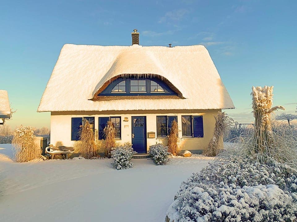 Property building, Facade/entrance, Day, Winter