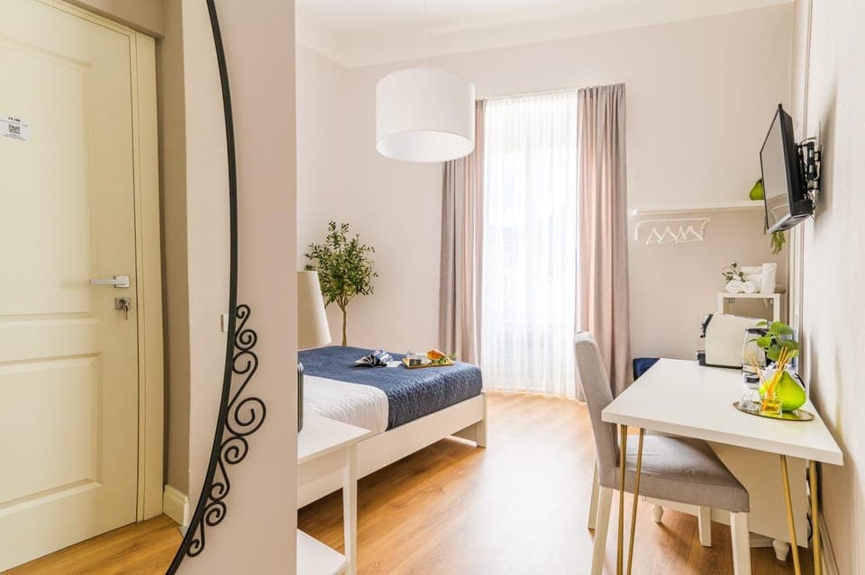 Bed, TV and multimedia, Photo of the whole room, Bedroom, towels