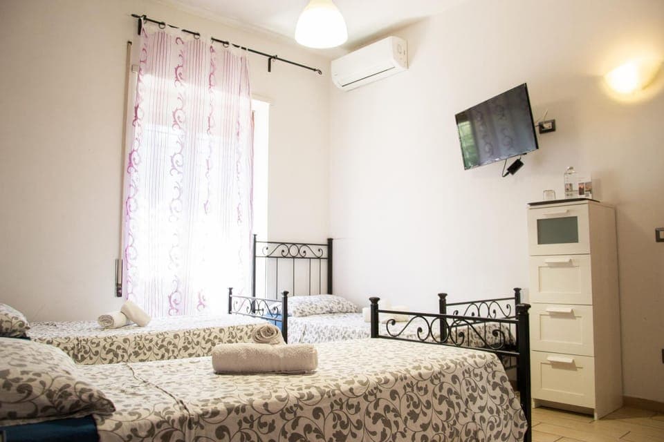 Bed, TV and multimedia, Photo of the whole room, Bedroom, air conditioner