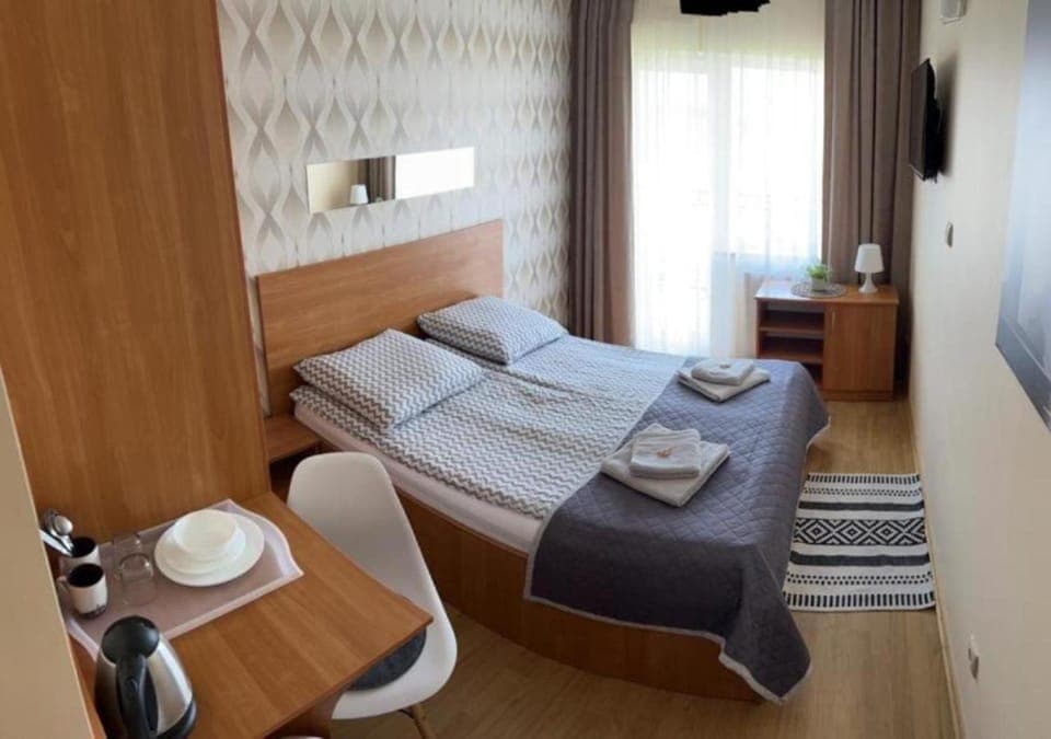 Bed, TV and multimedia, Coffee/tea facilities, View (from property/room), View (from property/room), Kitchen or kitchenette, Other, Other, Other, Photo of the whole room, Seating area, Bedroom, furniture, furniture, furniture, towels