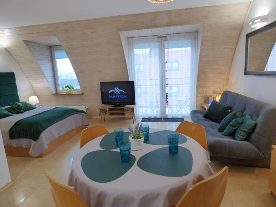 Communal lounge/ TV room, Bed, TV and multimedia, Living room, Photo of the whole room, Seating area, Dining area, Evening entertainment, Bedroom