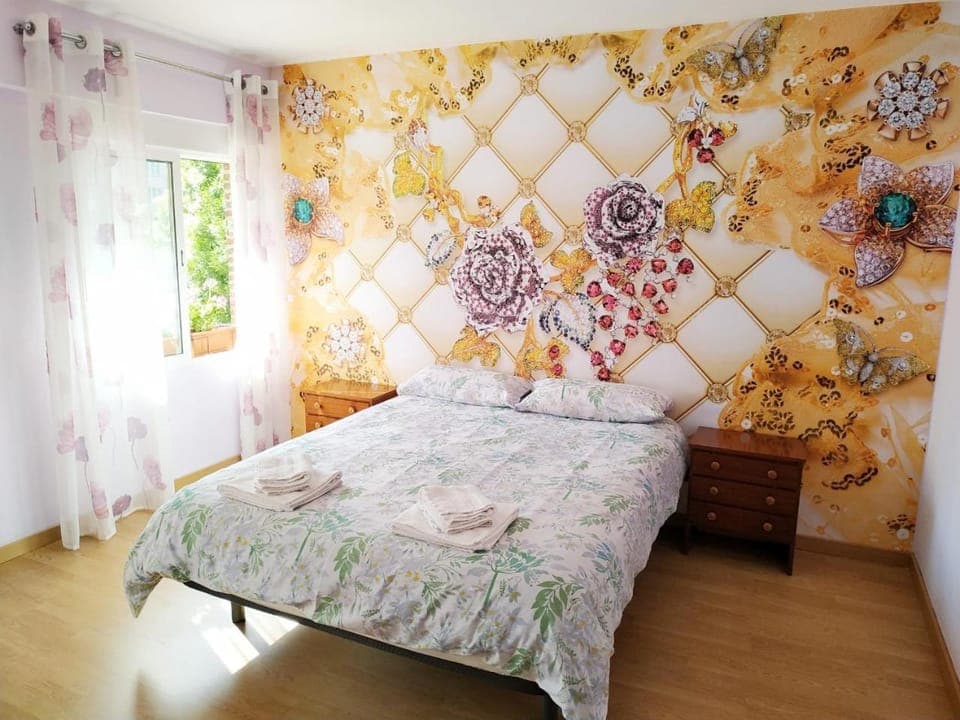 Photo of the whole room, Bedroom