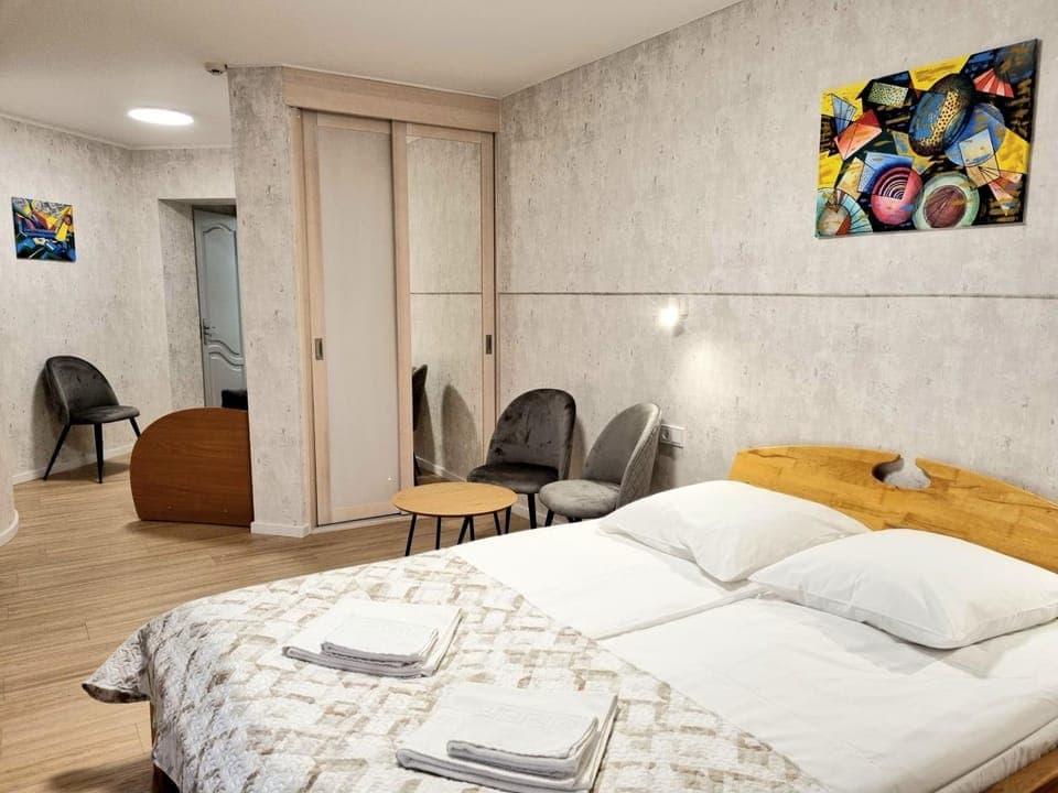 Bed, Photo of the whole room, towels