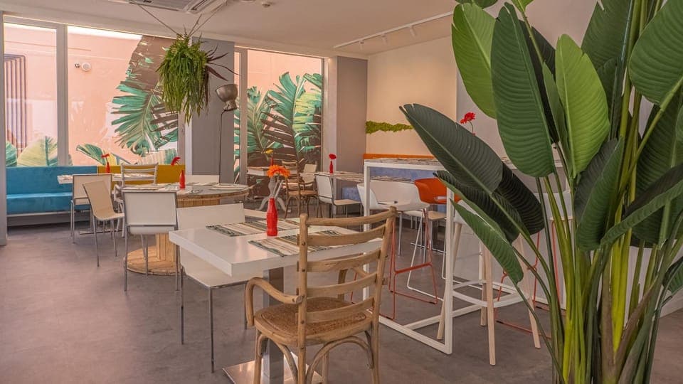 Restaurant/places to eat, Banquet/Function facilities, Seating area, Breakfast