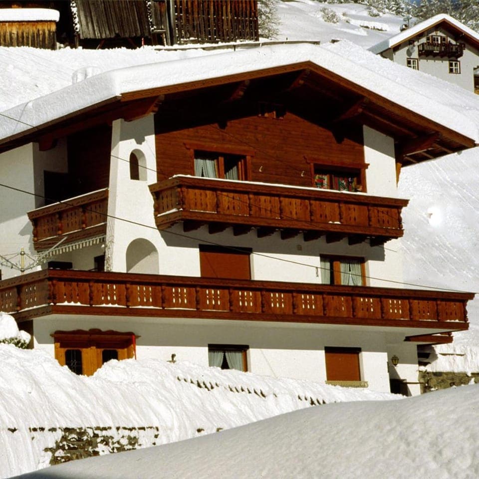 Property building, Facade/entrance, Day, Winter, Skiing, Floor plan, On site, Mountain view, Family, Quiet street view