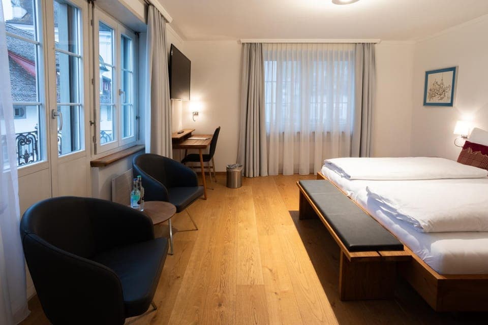 Bed, TV and multimedia, Photo of the whole room, Seating area, hair dresser