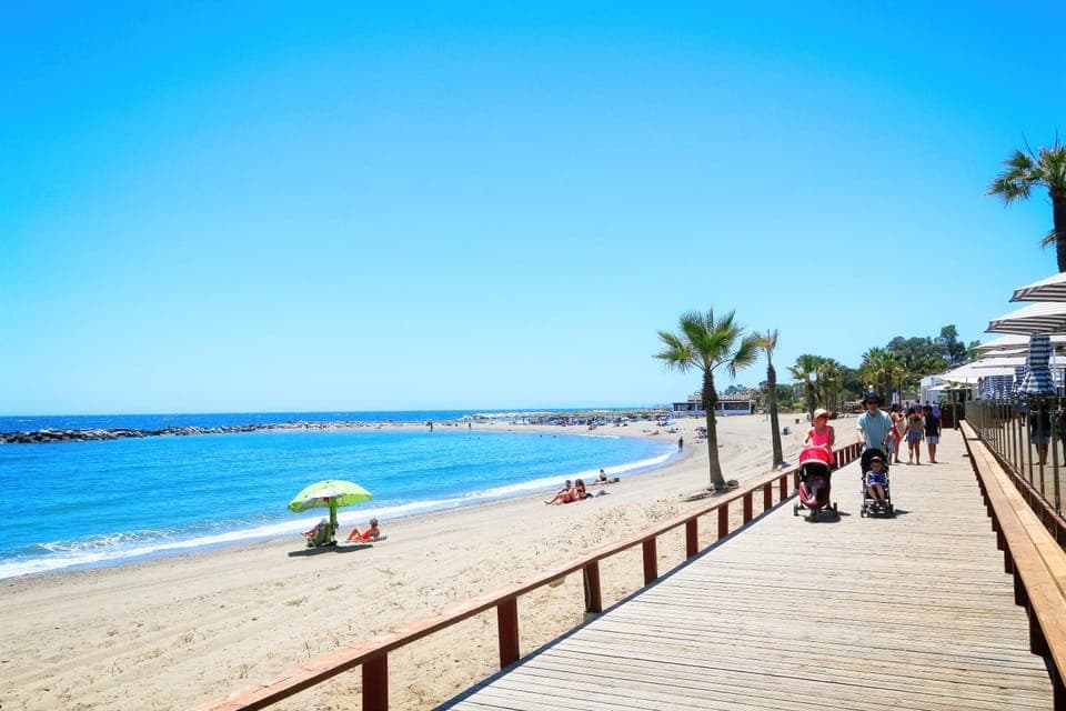 Restaurant/places to eat, Neighbourhood, Beach, Area and facilities