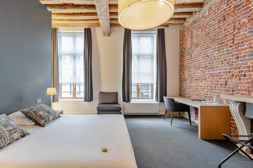 Bed, Photo of the whole room, Seating area, Bedroom