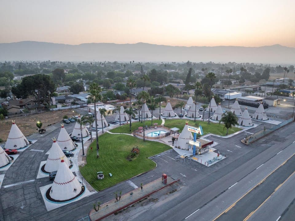 Property building, Bird's eye view, Swimming pool