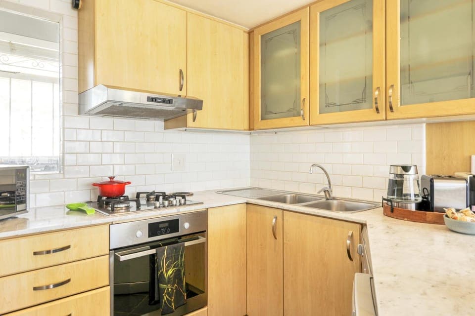 Coffee/tea facilities, Kitchen or kitchenette, oven, stove, toaster