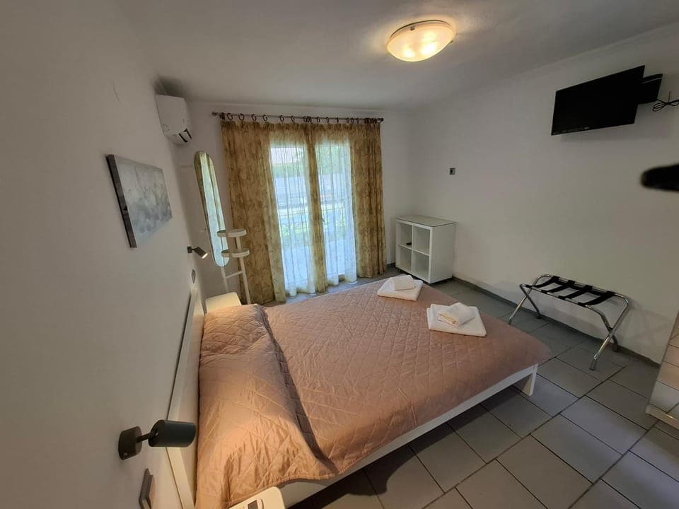 Bed, TV and multimedia, Photo of the whole room, Bedroom, towels