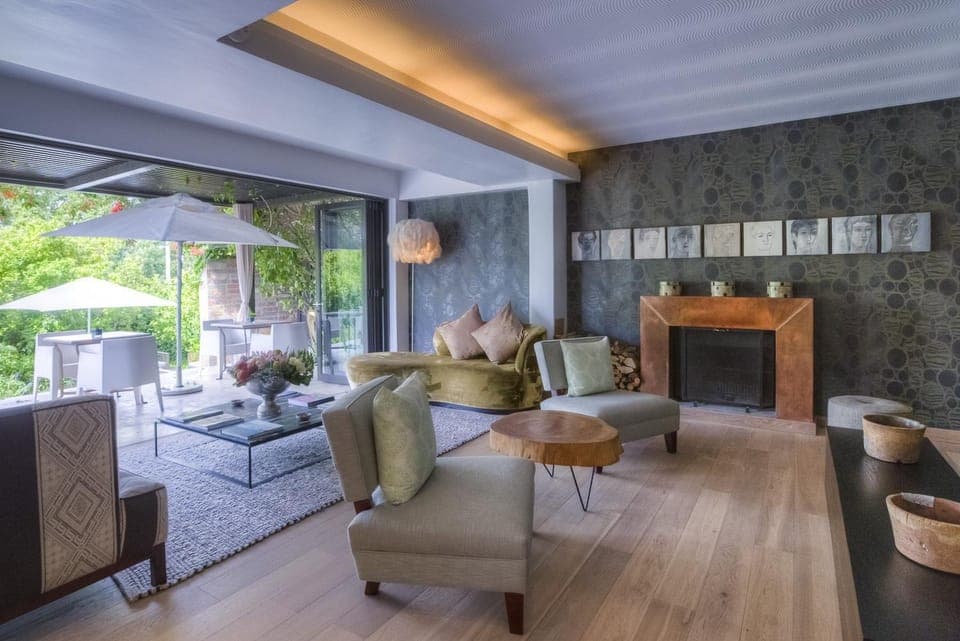 Lounge or bar, Decorative detail, Seating area