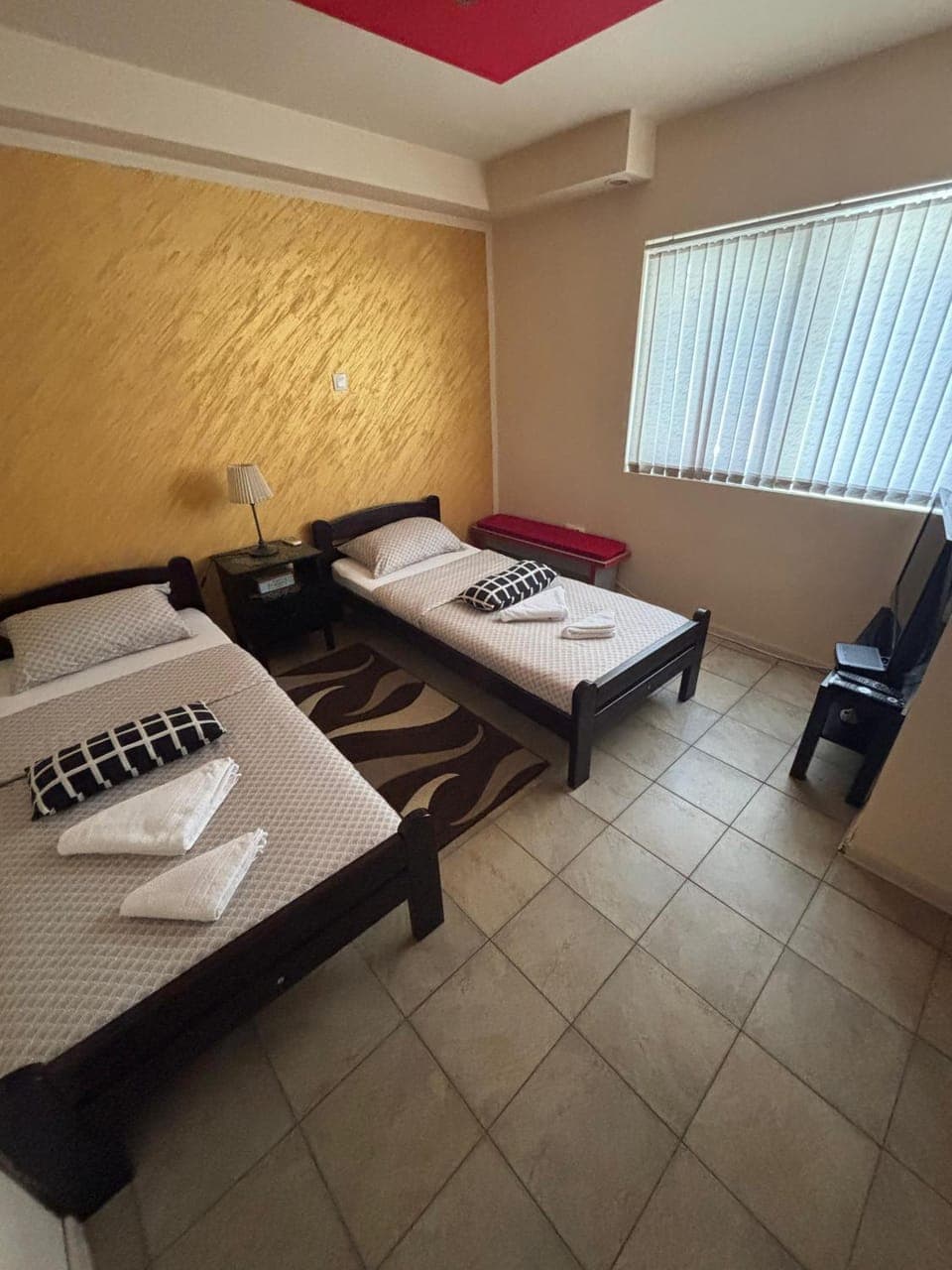 Bed, TV and multimedia, Photo of the whole room, Bedroom