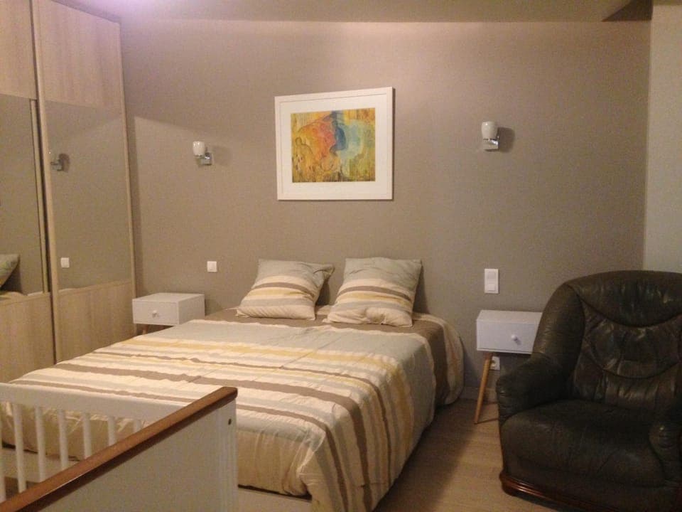 Photo of the whole room, Garden view