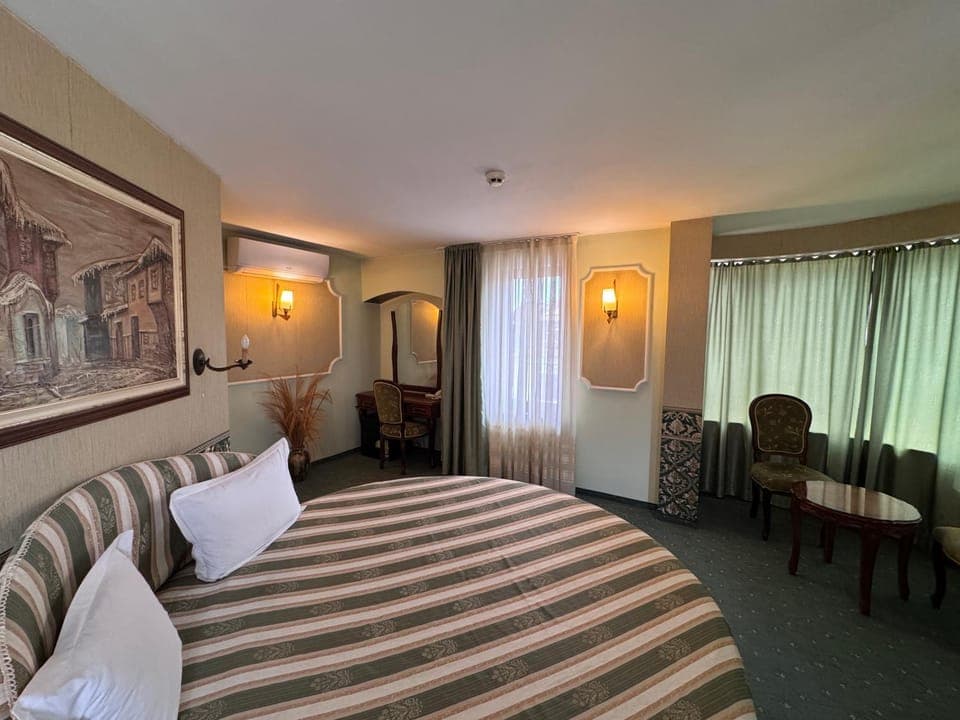 Bed, Living room, Photo of the whole room, Seating area, Bedroom