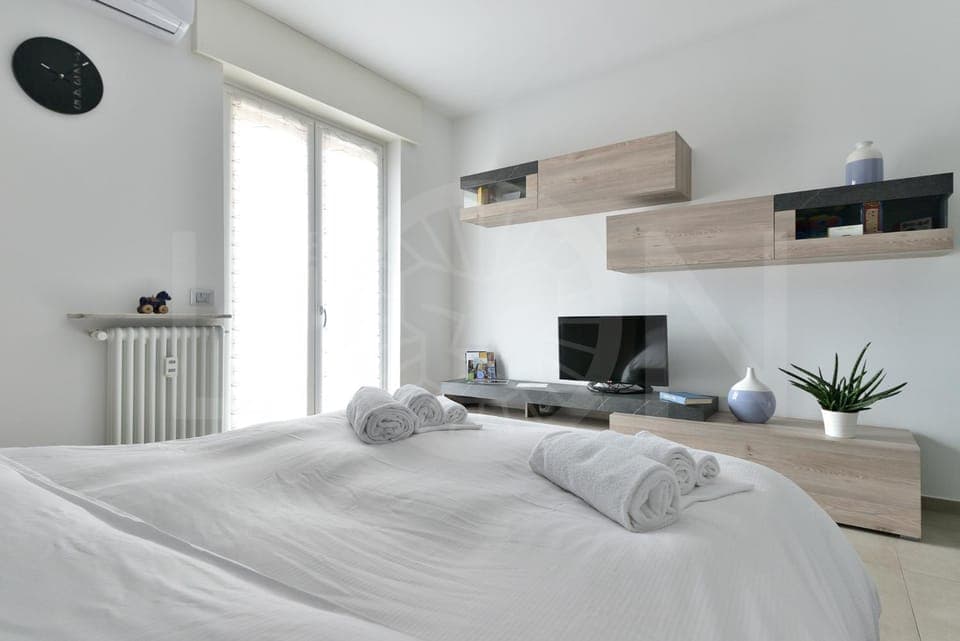 Bed, Photo of the whole room, Bedroom, towels, air conditioner