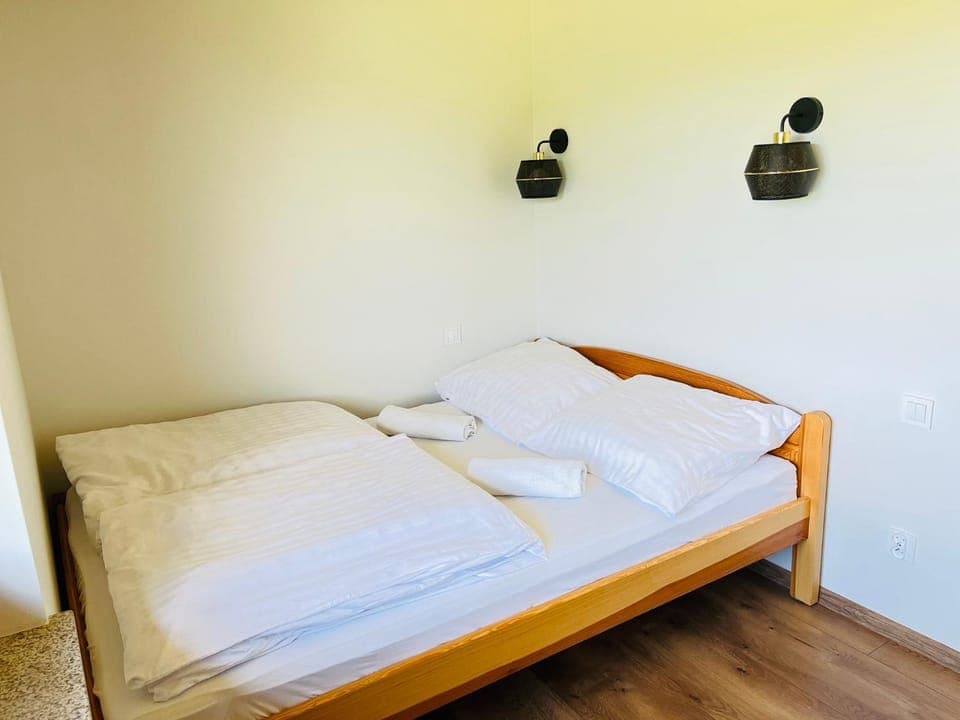 Bed, Photo of the whole room, Bedroom, towels