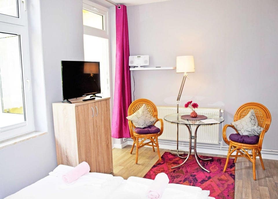 Bed, TV and multimedia, Living room, Photo of the whole room, Seating area, Bedroom