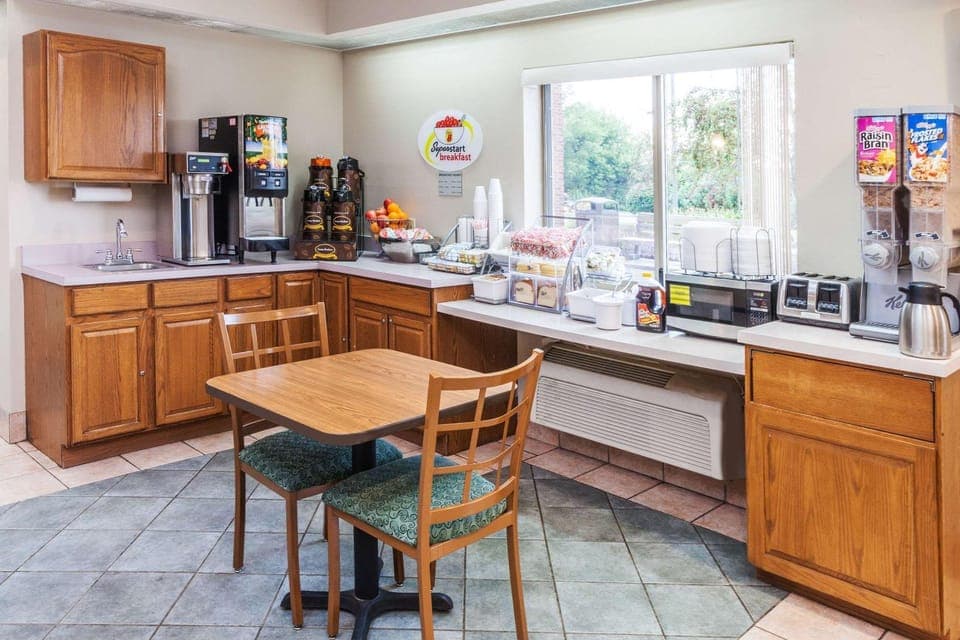 Restaurant/places to eat, Dining area, On site, Breakfast